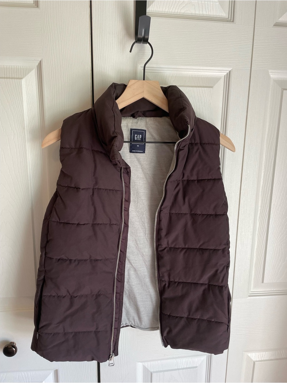 GAP Women’s Quilted Puffer Vest - Plum